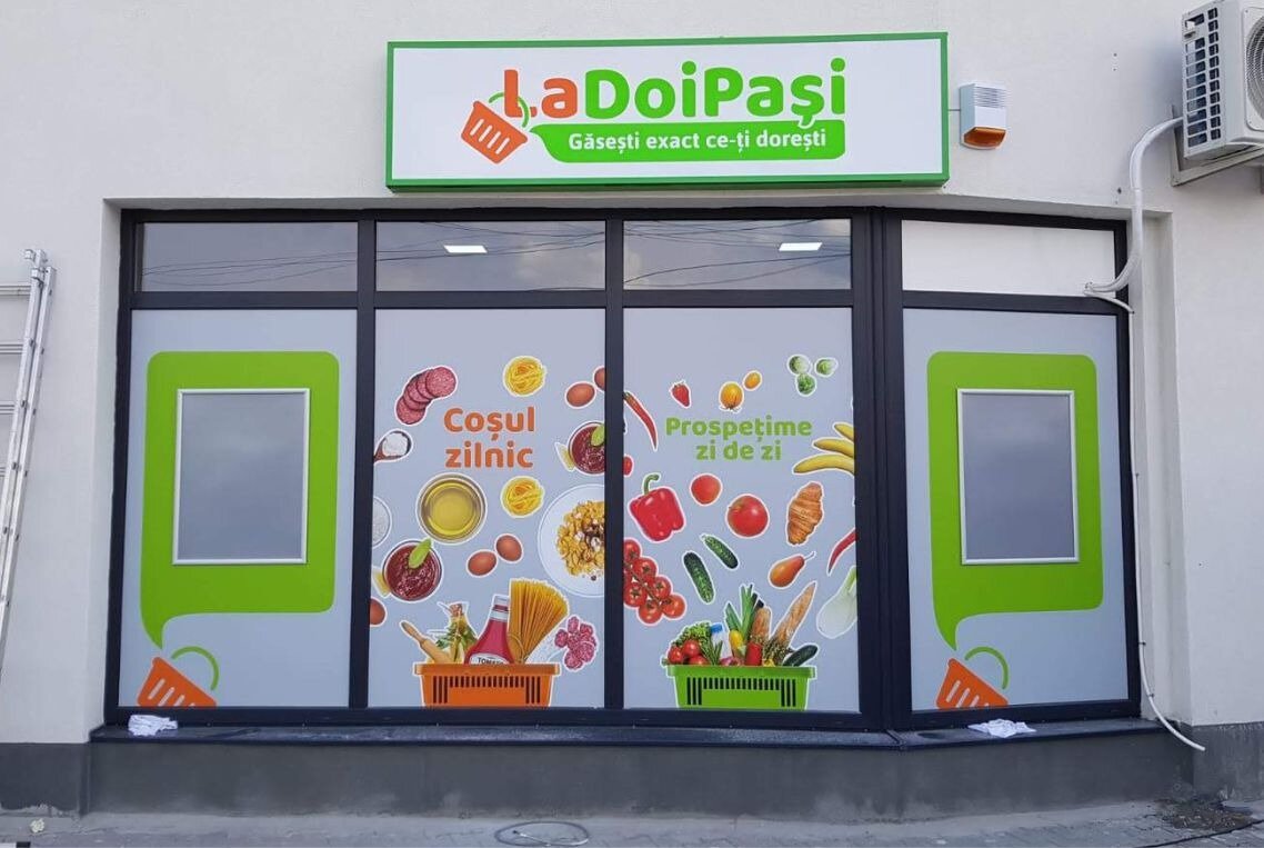 LaDoiPași — Decorare vitrină magazin